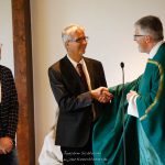 Pfarrer Wurzer begrüßt Thomas Seibert