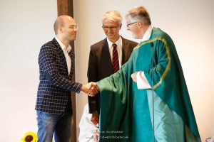Pfarrer Wurzer begrüßt Michael Leupolz