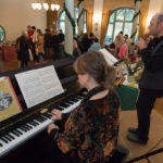 Klavierspieler beim Adventsbazar 2017 im Gartensaal der Hessingburg