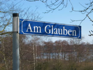 Strassennamensschild Am Glauben