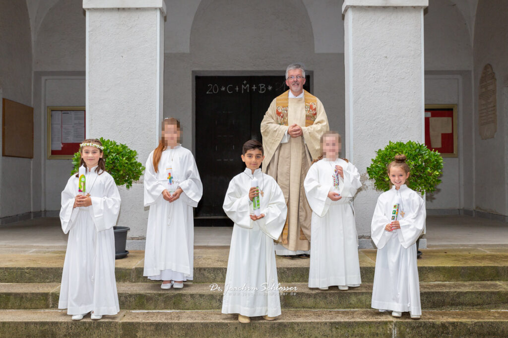 5 Erstkommunion-Kinder und Pfarrer