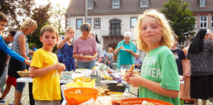 Kinder an einem Tisch im Freien