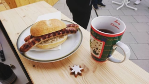 Wurstsemmel und Glühwein